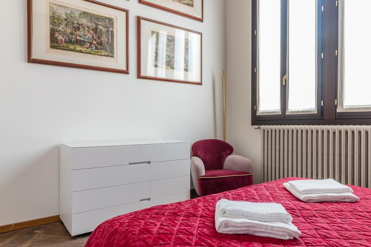 Red House Close To @accademia Bridge Venedig