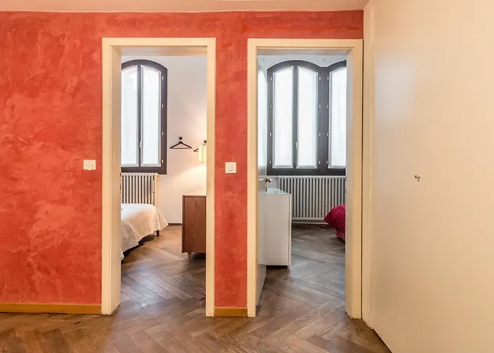 Red House Close To @Accademia Bridge