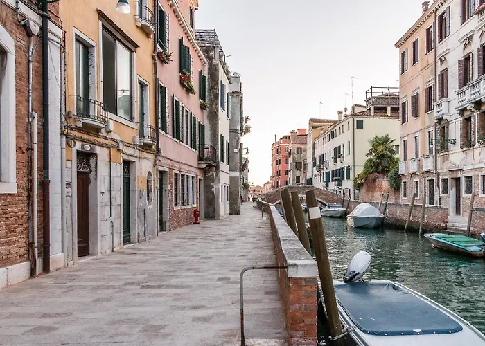 Red House Close To @Accademia Bridge