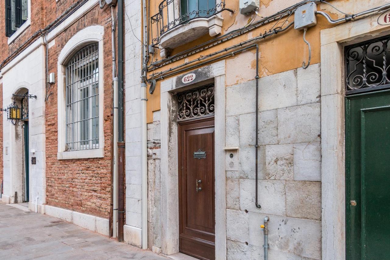Red House Close To @accademia Bridge * Venice