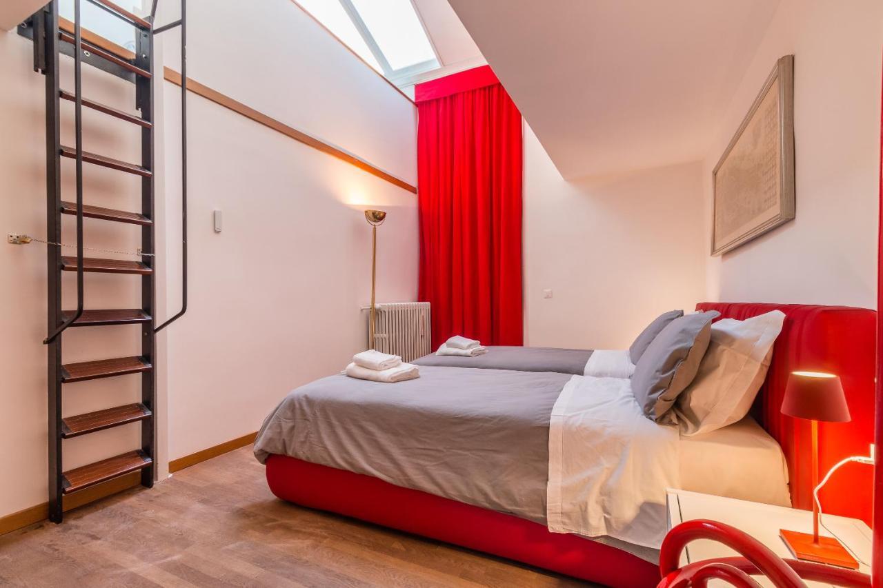 Red House Close To @accademia Bridge Veneza