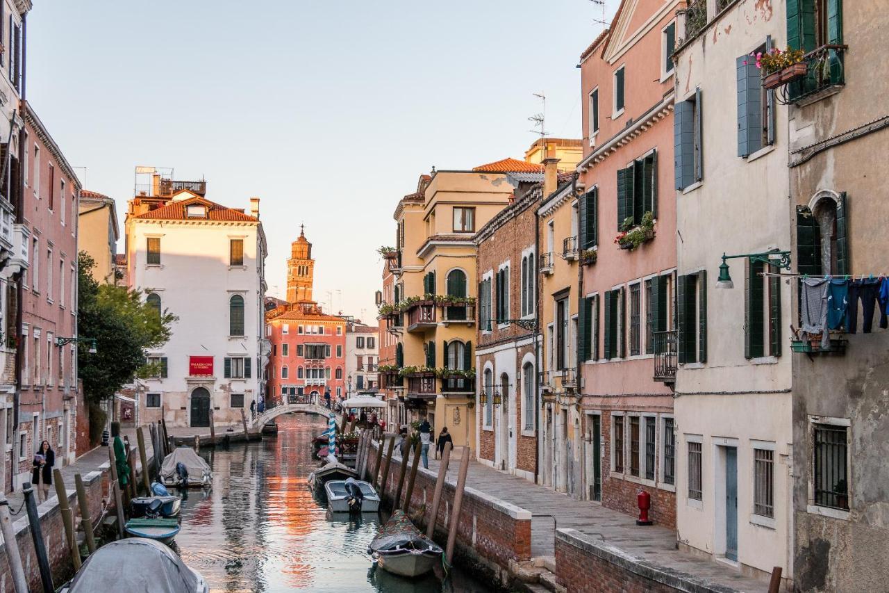 Red House Close To @accademia Bridge Appartement Venise